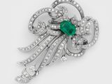 une broche en émeraude et diamants