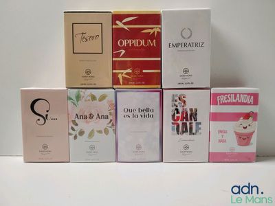 de nombreux types différents de coffrets de parfum empilés les uns sur les autres