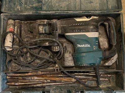 une boîte à outils avec des outils posés sur une table