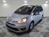 la petite voiture argentée est garée sur un carrelage à carreaux