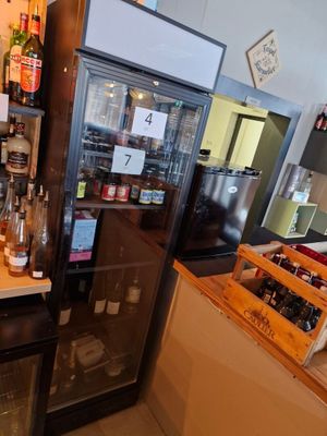 de nombreuses bouteilles d'alcool sur les étagères de la cuisine