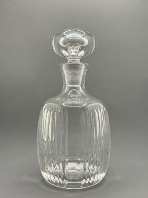 carafe en cristal sur fond gris