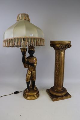 paire de lampes de table anciennes en laiton représentant un homme tenant un abat-jour