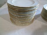 plusieurs assiettes empilées sur une table