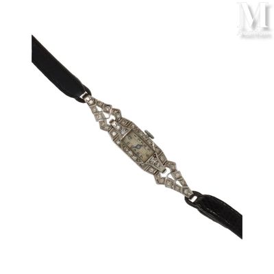 un gros plan sur un bracelet en cuir noir muni d'un fermoir en diamant