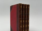trois livres superposés sur une surface blanche