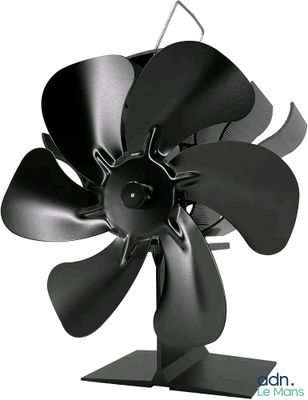un gros plan d'un ventilateur noir posé sur un pied, sur fond blanc