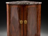une armoire ancienne en bois, avec un plateau en marbre et deux portes
