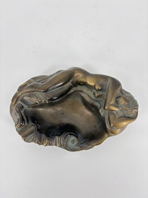 Vide-poche en plâtre peint imitation bronze à décor d'une na…