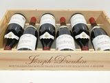 six bouteilles de vin dans un coffret en bois sur une table