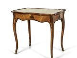 une image d'une petite table avec un plateau en marbre