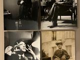 quatre photographies en noir et blanc représentant un homme assis sur une chaise