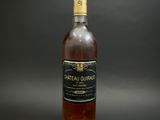 une vieille bouteille de vin posée sur une table