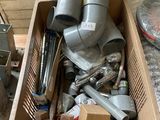 une boîte remplie d'objets assortis posée sur une table