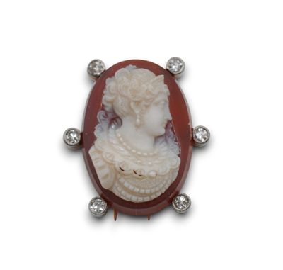 Broche en or jaune 18K (750/1000) et platine (800/1000) centrée d'un c - Photo 1