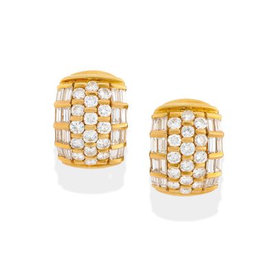 une paire de boucles d'oreilles en diamant et en or 18 carats