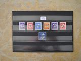 une photo d'une photo d'un mur avec des timbres dessus