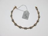 gros plan d'un bracelet portant une étiquette de prix