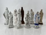 de nombreuses figurines posées sur une surface blanche