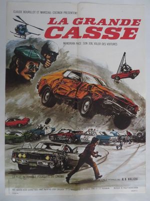 On voit l'affiche du film « La Grande Cassse ».