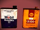deux bidons d'huile posés l'un à côté de l'autre