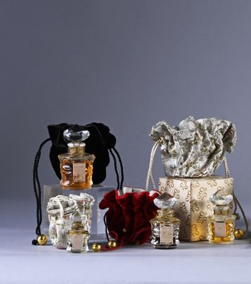 a lot of small bags that are sitting on a table