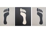 trois tirages en noir et blanc représentant un pied et une main