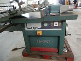 une machine posée sur une palette dans un entrepôt