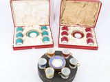 deux tasses et soucoupes sont posées sur un plateau dans un coffret rouge