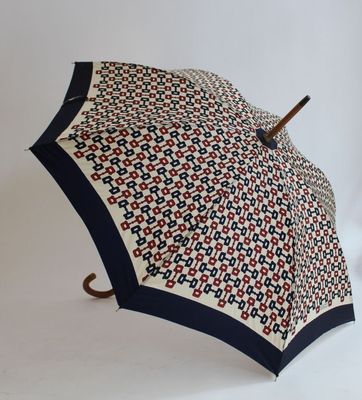un parapluie ouvert, orné d'un motif sur fond blanc