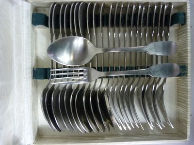 de nombreuses cuillères et fourchettes dans une boîte en bois