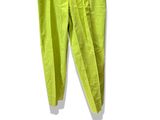 un pantalon jaune suspendu à un cintre devant un mur blanc