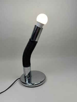 l'image d'une lampe posée sur une table