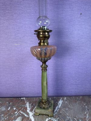 LAMPE À PÉTROLE en laiton, verre et onyx. - Photo 1