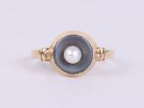 a picture of a ring with a pearl in it