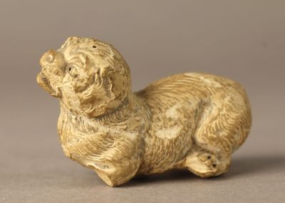 Lot comprenant: - Chien de FO en terre cuite.Chine,Epoque Ha…