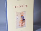 une image représentant un livre sur lequel figure une personne assise sur une chaise
