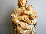une statue de femme tenant un bébé dans ses bras