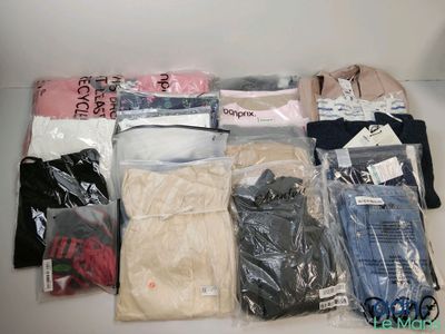 un tas de vêtements posés sur une table