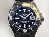 une montre noire et jaune montée sur un bracelet noir