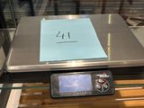 une balance numérique posée sur une table