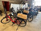 de nombreux vélos alignés dans un garage