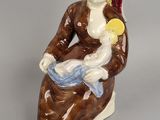 une figurine représentant une femme tenant un bébé dans ses bras
