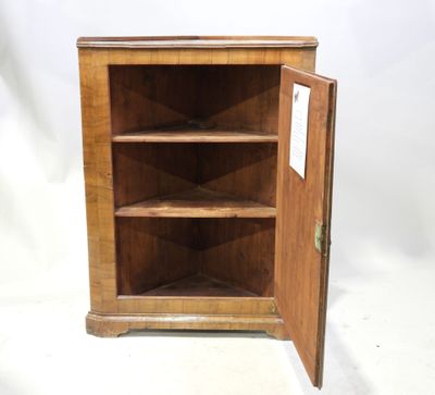 une vieille armoire en bois dont la porte est ouverte, sur fond blanc
