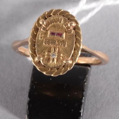 une image d'une bague en or avec une pierre en rubis