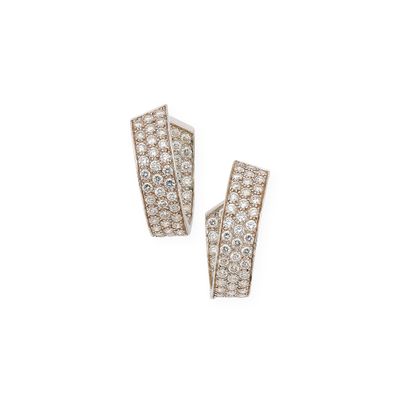 une paire de boucles d'oreilles en diamant sur fond blanc