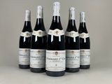 six bouteilles de vin sont alignées sur une table