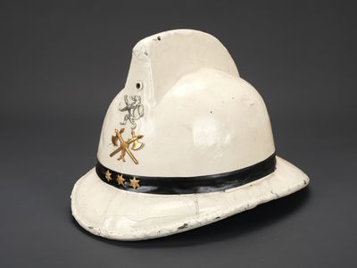 un vieux chapeau blanc orné d'un ruban noir autour du bord