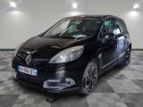 la photo d'une voiture noire sur un sol en damier