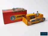 un petit bulldozer jaune et une boîte rouge sur la table